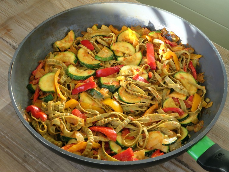 Creamy sundried tomato pasta, low carb vegan